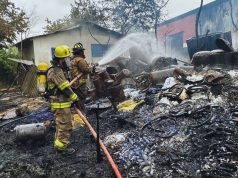 Bomberos controlaron incendio en un galpón de la vía a la Costa
