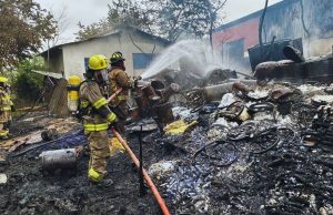 Bomberos controlaron incendio en un galpón de la vía a la Costa