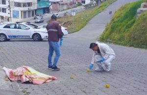 Una adulta mayor fue asesinada mientras sacaba la basura de su casa