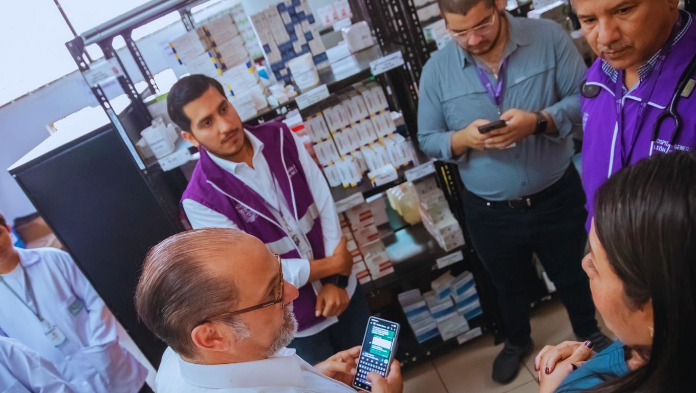 Verificando abastecimiento de medicina Verificando abastecimiento de medicina