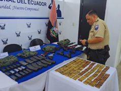 Armas, municiones y uniformes militares decomisados en El Triunfo