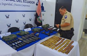 Armas, municiones y uniformes militares decomisados en El Triunfo