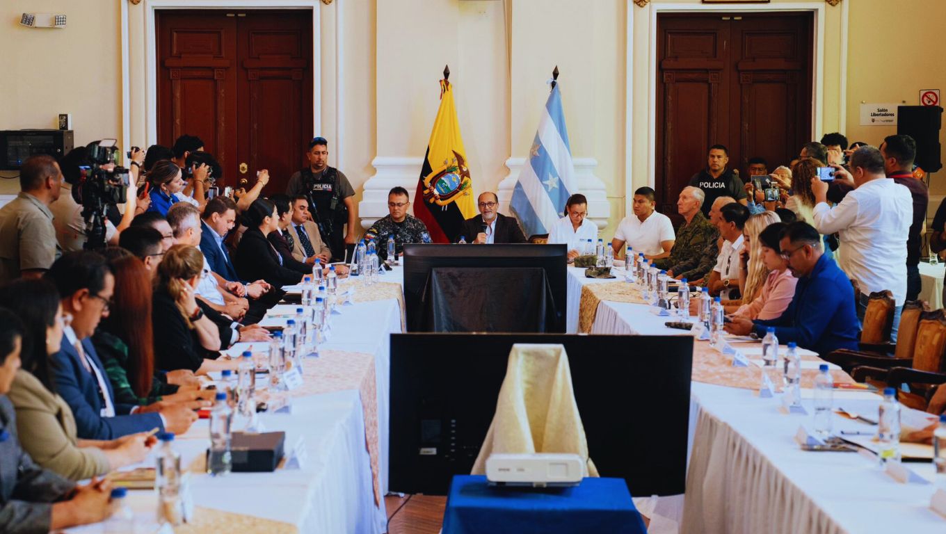 Alcaldesa de Yaguachi reunión con Gibernación y Prefecta (1)