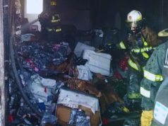 Fuerte incendio consume artículos navideños en edificio de la Bahía de Guayaquil