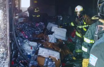 Fuerte incendio consume artículos navideños en edificio de la Bahía de Guayaquil