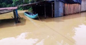 Río Onzole se desborda en Esmeraldas y deja comunidades bajo el agua