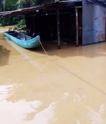 Río Onzole se desborda en Esmeraldas y deja comunidades bajo el agua